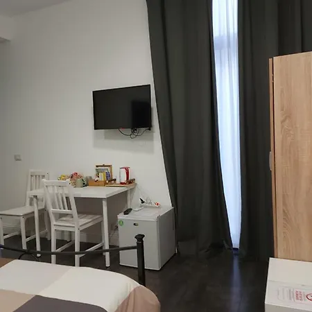 Giardino Bellini-centro לינה וארוחת בוקר 4*